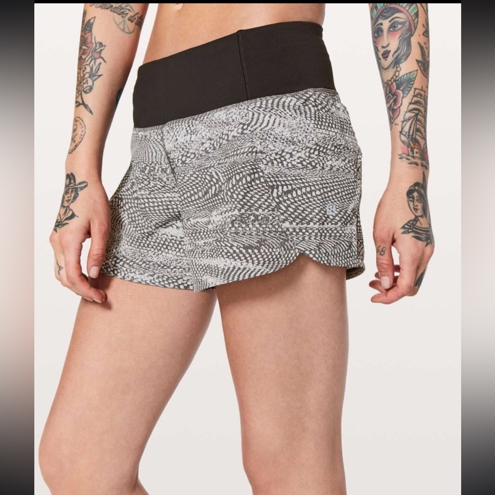 Lululemon Run Times Short II *4" in Swerve Vapor Metal Grey / Black